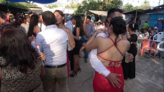 Ufffffff Que chulada   Asi se debe bailar bien abrazaditos las canciones rancheras [upl. by Eslehc581]