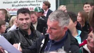 Mirko Slomka schreibt Autogramme in Hildesheim [upl. by Ennyletak]