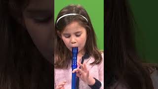 Isabella speelt eigenwijze noten op de blokfluit 🎶  Kijk Mij Nou  Kindertijd KRONCRV [upl. by Anileda]