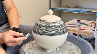 820 TrimmingChatteringSgraffito a Texture Lidded Moon Jar with HsinChuen Lin 林新春 圓蓋瓶修坯示範 [upl. by Areta526]