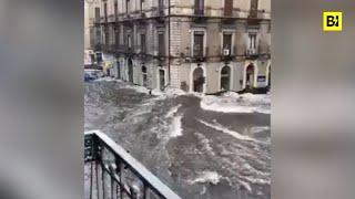 Alluvione a Catania le strade si trasformano in un fiume in piena [upl. by Tristas]