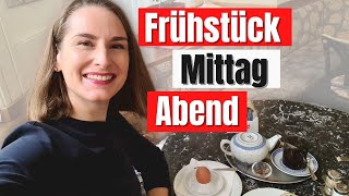 Ein Tag Essen in Wien mit Tourguide Grete Vom FrühstücksEi bis FiakerGulasch [upl. by Shayla448]