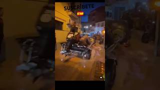 🇪🇸 VECINOS DE UTIEL CON LANCHAS PARA RESCATAR A GENTE ATRAPADA POR LA DANA🇪🇸 shorts viral españa [upl. by Laurene]