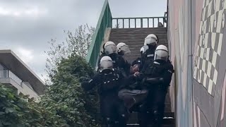 Savo Manojlović priveden policajci ga odneli sa Savskog mosta [upl. by Vokay]