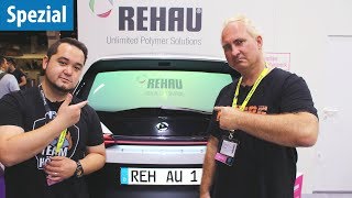 Display in der Heckscheibe Team Hölle checkt das Auto der Zukunft am REHAU StandGamescom 2018 [upl. by Norrahs]