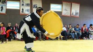 Musique Inuit  Chants de gorge et Danses du tambour  Gjoa Haven Uqsuqtuuq  Nunavut  Canada [upl. by Zeiger]