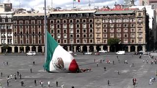 VIDEO Civiles y soldados mexicanos evitaron caída de la bandera en el Zócalo [upl. by Sairahcaz435]