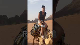 Come NON salire su un cammello🐪😂 travel consiglidiviaggio deserto traveltips giordania fail [upl. by Mcconnell]