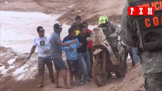 Público boliviano auxilia a un piloto que cae en un charco en el Dakar 2014 [upl. by Gardas]