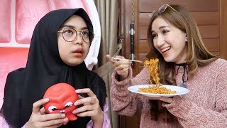 GEMETERAANN MAIN SQUISHY SAMBIL MAKAN MIE PEDES w Ria Ricis  Marisha Chacha [upl. by Hands]