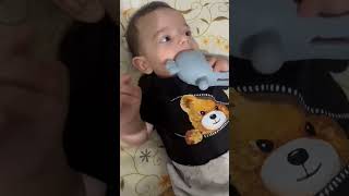 Baby is playing with silicon teether Pipi силиконовагризалка teether гризалка [upl. by Ahasuerus]