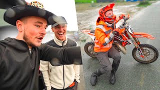 HIJ GAAT VOL OP ZIJN BEK MET DE MOTORCROSSER [upl. by Shantee]