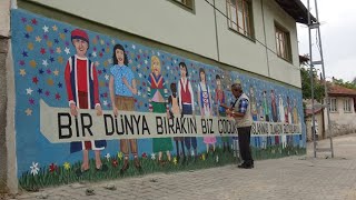 EMEKLİ ÖĞRETMEN KÖYÜNÜN BAHÇE DUVARLARINI TUVALE DÖNÜŞTÜRÜYOR [upl. by Sigismondo]