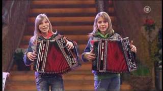 Die Twinnies  Bayernmädels  2 Girls playing steirische harmonika on rollerskates [upl. by Azilanna]