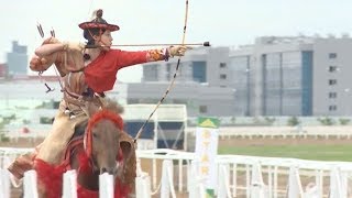 カザフで日本の流鏑馬披露 乗馬盛んな中央アジアで初 [upl. by Feil]