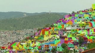 Artistas e moradores transformam favela do México em mural gigante [upl. by Cima]