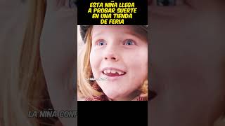 😱Esta niña llega a probar suerte en una tienda de feria viral pelis resumen [upl. by Doggett]