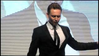 Thor Un Mundo Oscuro  Tom Hiddleston baila en la presentación del film en Corea [upl. by Anavoj162]