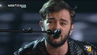 Lorenzo Fragola ospite alla serata finale della 77a Edizione di Miss Italia canta Dimprovviso [upl. by Nawor]