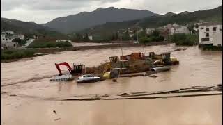 Se desborda el río Benamargosa por las fuertes lluvias en Málaga [upl. by Batty]