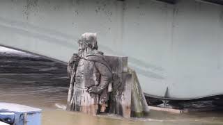 Zouave du pont de lAlma quotCrue de la Seinequot à Paris janviers 2018 [upl. by Penland]