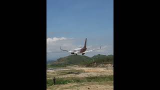 Pesawat Batik Air Boeing 737800 Landing di Bandara Komodo Labuan Bajo [upl. by Chrisse615]