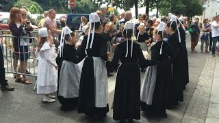 Le défilé des enfants au festival de Cornouaille [upl. by Etz]