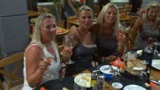 Restaurant quotDluxequot Empuriabrava  Touristen feiern Geburtstag [upl. by Zielsdorf]