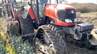 TRACK EQUIPEMENT Arracheuse de poireaux montées sur un tracteur chenillé caoutchouc Soucy Track [upl. by Arthur]