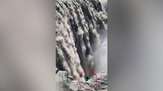 Islanda avvistata quotcreatura misteriosaquot vicino alle cascate il video di una turista [upl. by Leola]