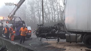 20122021  VN24  LKW prallt vor Brückenpfeiler auf A1 bei Ascheberg  Fahrerkabine reißt ab [upl. by Eerac906]