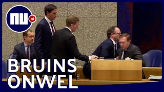 Minister Bruins zakt in elkaar tijdens coronadebat  NUnl [upl. by Bettzel]