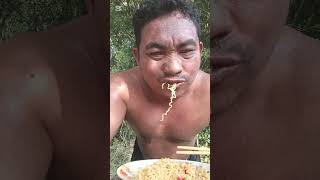 Eat noodles while working time food reels streetfood foryou thaifood [upl. by Ocirne]