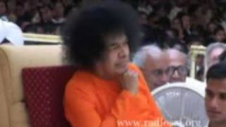 Hariharan sings Krishna Nee Begane in Sai Babas presence [upl. by Nnylimaj327]