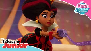 🧁 Drottningen bakar  Alice och bageriet i Underlandet  Disney Junior Sverige [upl. by Aihsetal]