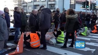 Ultima Generazione blocca il traffico in viale Lucania a Milano calci e offese per gli attivisti [upl. by Publus]