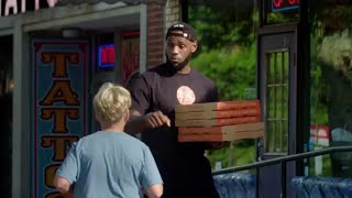 LEBRON JAMES  Se DISFRAZA de repartidor de PIZZA y No CREERAS lo que pasa [upl. by Nirat]