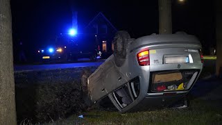 Auto met vier polen op de kop in sloot na botsing met lantaarnpaal  Witterzomer Assen [upl. by Anihsak]