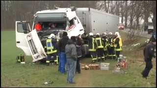 22012015 Anhänger fliegt in LkwFührerhaus und verletzt Fahrer schwer [upl. by Limber]