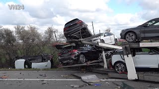 14042021  VN24  Transporter mit neuen BMW Autos kracht auf A44 in Stauende [upl. by Chuu]