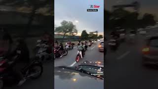 Motorcyclists ride against traffic to flee cops in Seberang Perai one nabbed [upl. by Hoo]