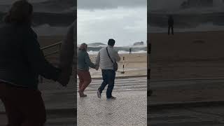 Assistindo as ondas gigantes de Nazaré pela praia da vila gigantesdenazaré [upl. by Kcirderfla181]