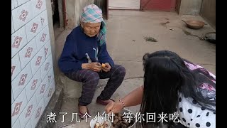 小水煮好芋头等奶奶来吃，奶奶好奇问：“芋头是哪来的？” [upl. by Norry151]