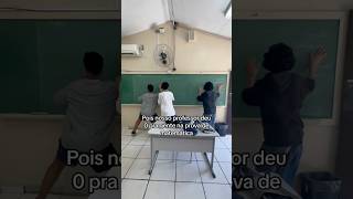 ALUNOS NA ESCOLA😂😱 Chamei o japa para fugimos da escola youtubeshorts shorts escola [upl. by Gavini]