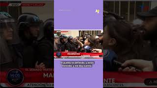 Manifestante conmueve a policía en Argentina shorts [upl. by Anaynek]