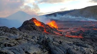 Eruzione del vulcano Fagradalsfjall in Islanda la lava rossa attira migliaia di turisti [upl. by Lauraine]