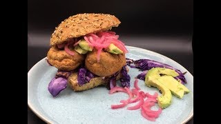 Fiskeburger med grillet spidskål avocado og lynsyltede rødløg  En airfryer opskrift [upl. by Narak]