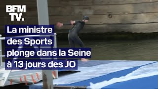 Amélie OudéaCastera plonge dans la Seine à 13 jours des Jeux olympiques [upl. by Ahsienom]