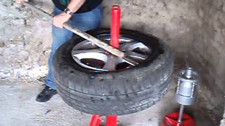 Démonte pneu manuel manual tire changer Vidéo 1 [upl. by Stag71]