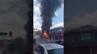 Imagens impressionantes mostram momento em que um ônibus pegando fogo desce desgovernado um pequeno [upl. by Niwri434]